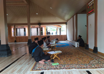 Para Santri Sedang Fokus Mendengarkan Ustad